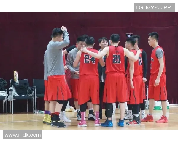 成都篮球队的崛起与挑战聚焦力量与团队精神的完美结合 成都篮球队的崛起与挑战聚焦力量与团队精神的完美结合