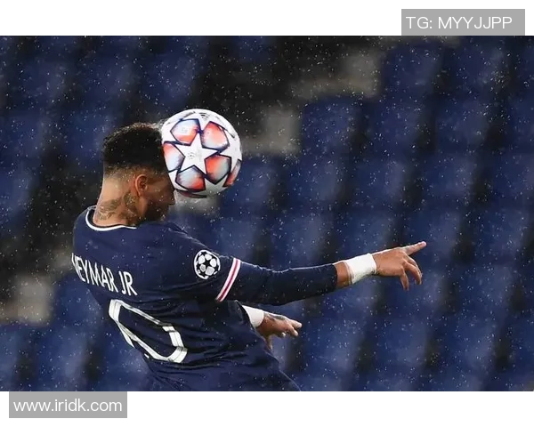 曼联在欧冠激战中逆转巴黎展现足球明星的辉煌与团结精神 曼联在欧冠激战中逆转巴黎展现足球明星的辉煌与团结精神