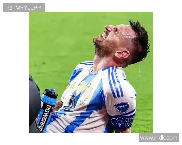 大牌足球明星在比赛失利后泪洒赛场展现脆弱一面引发球迷心疼